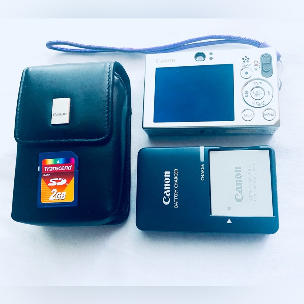 Canon PowerShot ELPH Silver Digital Camera In Conditions Great Working Perfectly